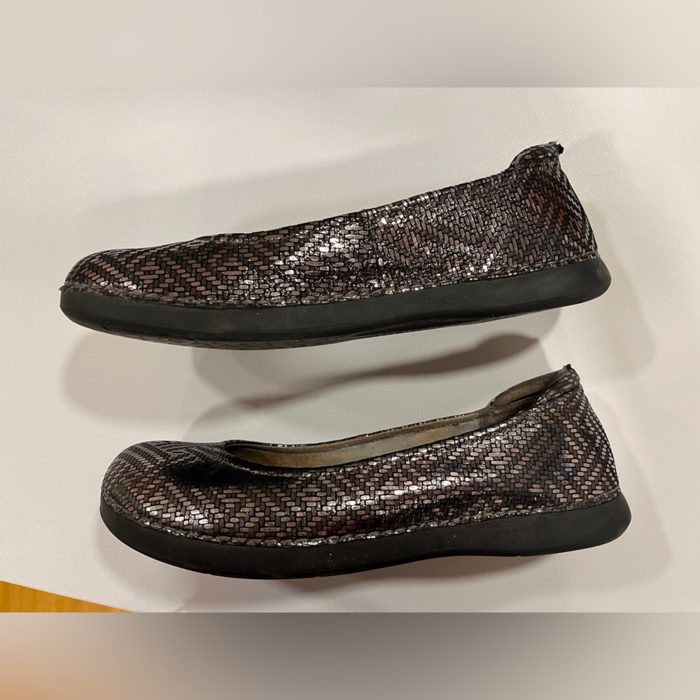Alegria Women's Petal pewter dazzle flats size 10 - Picture 2 of 8